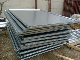 Impianti Pubblicitari e Poster per Affissioni - Particolari di Stendardi pubblicitari