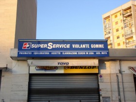 insegne_illuminate_con_fari-2
